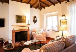 埃尔瓦斯Hotel Rural Monte da Provença的带沙发和壁炉的客厅