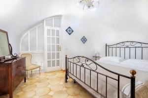 阿特拉尼Il Nido Casa Vacanze的一间卧室配有一张床、一个梳妆台和一扇窗户。