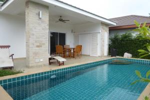 班佩VIP度假村热带别墅的房屋前的游泳池