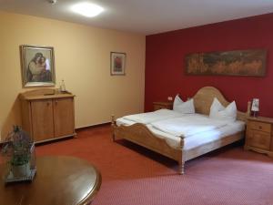 加尔米施-帕滕基兴威尔登菲尔赛霍夫酒店的一间卧室配有一张床和一张桌子