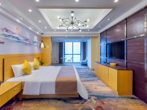 重庆重庆偶然间江景酒店（洪崖洞店）的一间卧室配有一张大床和一台平面电视