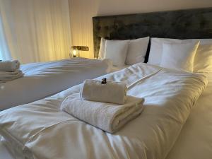 施利尔塞Apartment SEEnsucht - Tolle Lage, nah am See, perfekt für Familien的酒店客房,配有两张带白色毛巾的床