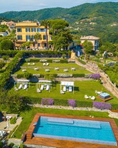 拉瓦尼亚Villa Riviera Resort的享有带游泳池的别墅的空中景致