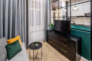 利沃夫Emerald Lux Apartment. LiveInLviv的带沙发和平面电视的客厅