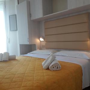 切塞纳蒂科帝国酒店的酒店客房 - 带两张床和床上的毛巾