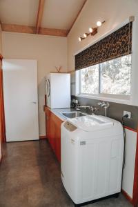 坎贝尔港PC度假屋的厨房配有白色冰箱和水槽