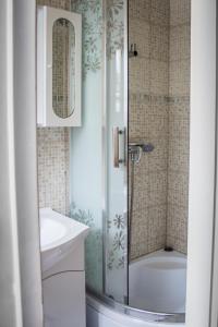 科马尔诺休伯特瓦尔加旅馆的带淋浴和盥洗盆的浴室