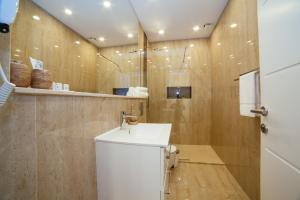 乌尔齐尼Hotel Ambiente Ulcinj的浴室配有白色水槽和淋浴。
