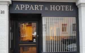 第戎Appart Hotel Montchapet Dijon Centre的门上标有Arapart和酒店入口