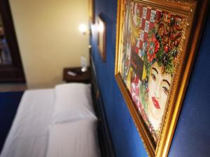 恩纳Del Centro的一张墙上的女人在床边的画