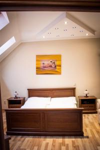 科马尔诺休伯特瓦尔加旅馆的一间卧室,卧室内配有一张大床