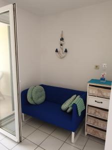 库斯提奇Apartman Rosa 2的镜子房内的蓝色沙发