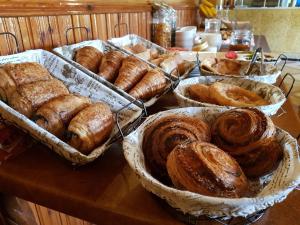 巴特纳Hotel el Hayat的一张桌子,上面放着许多不同类型的面包和糕点