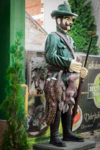 科马尔诺休伯特瓦尔加旅馆的手枪身着制服的男子的雕像