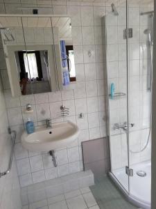 NeukirchenKleines Haus mit Geschichte的白色的浴室设有水槽和淋浴。