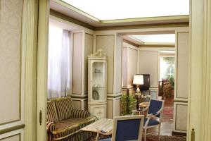 罗马艾里西欧酒店的客厅配有两把椅子和一张桌子