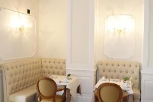 罗马平西安纳别墅酒店的用餐室配有2张桌子和2把椅子