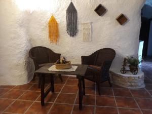 Pegalajar少斯乡村民宿的墙上的桌子和椅子