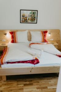 ArriachAppartement VIDMAR-FERIENGLÜCK的床上有四个枕头