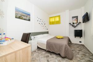 阿尔本加Bell'Albenga的一间卧室配有一张床和一台电视