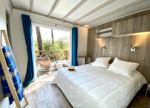 翁德尔Airial du Seignanx的卧室设有白色的床和大窗户