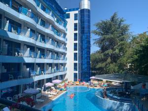 金沙阿芙罗狄蒂酒店的大楼前的游泳池
