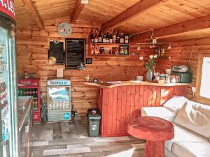 NurmePruuli Puhkeküla的小木屋内的酒吧,带柜台