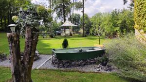 BasèclesVILLA EDEN的花园中的一个绿色浴缸