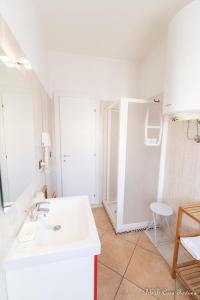 莱科幸运之家住宿加早餐旅馆的白色的浴室设有水槽和镜子