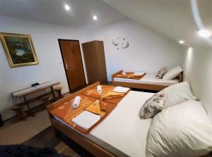 格拉博瓦茨帕夫里克旅馆的小房间设有一张床和一张桌子
