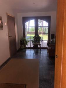 瓦夫尔乐古皮尔酒店的走廊设有通往客厅的门