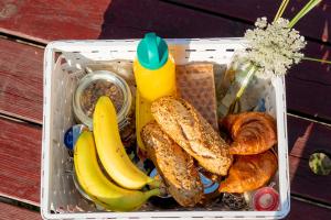 弗利兰Surfana Beach camping hostel Bed & Breakfast Vlieland的午餐盒,包括香蕉面包和其他食品