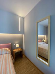 维罗港三角洲公园酒店的一间带镜子、一张床和一张桌子的卧室