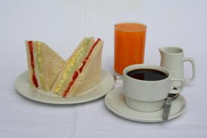 万查科布拉卡蒙特酒店的夹三明治和咖啡的盘子