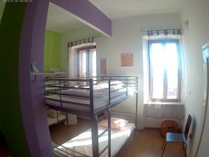 杜布罗夫尼克Anchi Guesthouse的客房设有两张双层床和一扇窗户。
