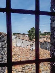 MontfrinStudio entre Cévennes et Camargue的从窗户可欣赏到城市美景