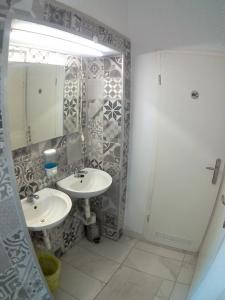 杜布罗夫尼克Anchi Guesthouse的浴室设有2个水槽和镜子