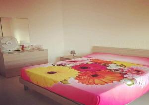 庞特卡格纳诺Vista Volo的一间卧室,床上放着鲜花