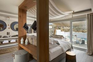 普拉迪斯亚罗斯帕雷蒂亚姆酒店的一间卧室设有一张大床和一个大窗户
