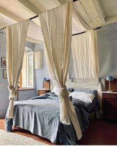 Sasso FeltrioRelais B&B Betty Bike的一间卧室配有带窗帘的天蓬床