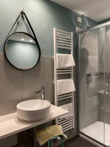 维罗港三角洲公园酒店的一间带镜子、水槽和淋浴的浴室