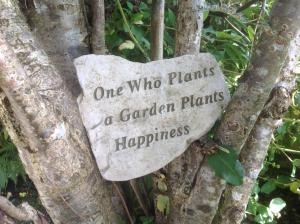 克里夫The Garden Flat的一块石条,上面写着一个种菜园的人,幸福