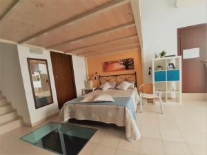 孔韦尔萨诺Portantica的一间卧室配有一张床和一张玻璃桌