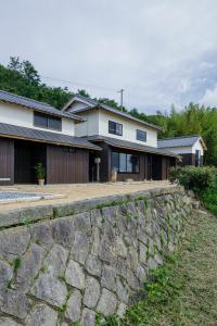 淡路kotobukian 寿庵的前面有石墙的房子