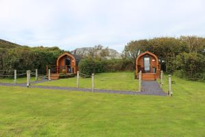 霍利黑德Sea and Mountain View Luxury Glamping Pods Heated的草场上的一群小屋