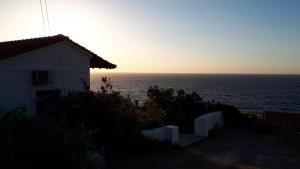 阿梅尼斯蒂斯Muses sea view bungalow的阳光下置放的海洋度假屋