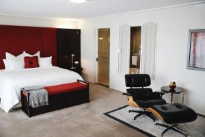 皇后镇石塔酒店的配有一张床和一把椅子的酒店客房