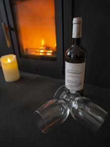赫尔姆斯利Riccal Dale Cottage的一张桌子上放着蜡烛的一瓶葡萄酒