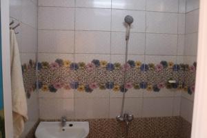 阿尔哈姆拉jabal shams moon的带淋浴和水槽的浴室