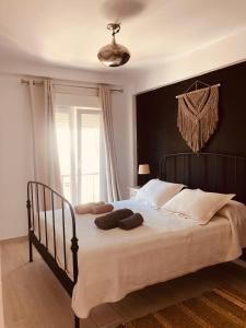 塔里法TarifaMiCasa Mar Tirreno的一间卧室设有一张大床和黑色墙壁